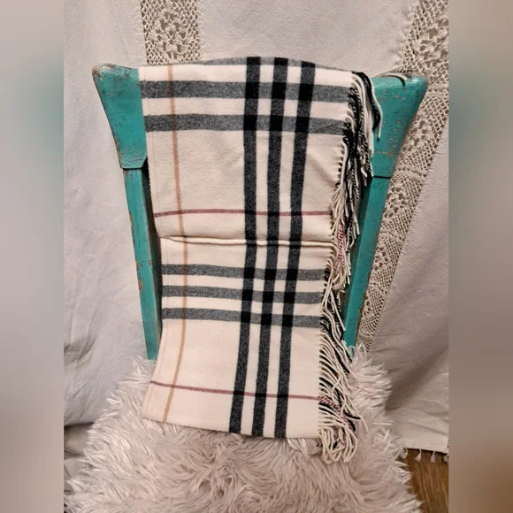Burberry Checked Cashmere Snood OS - Picture 3 of 6
